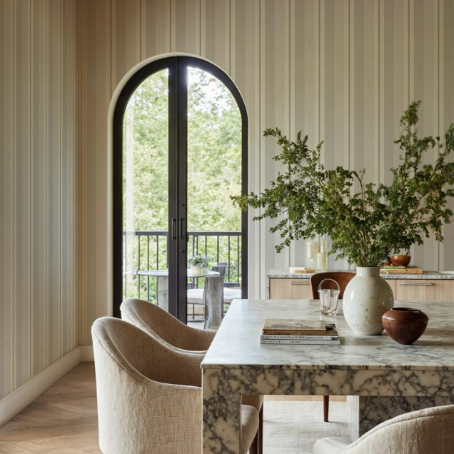 Tapet cu linii verticale gri intr-un dormitor elegant