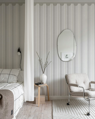 Tapet cu linii verticale gri intr-un dormitor elegant