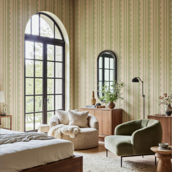 Tapet cu dungi ondulate verde deschis într-un dormitor elegant