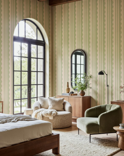 Tapet cu dungi ondulate verde deschis într-un dormitor elegant