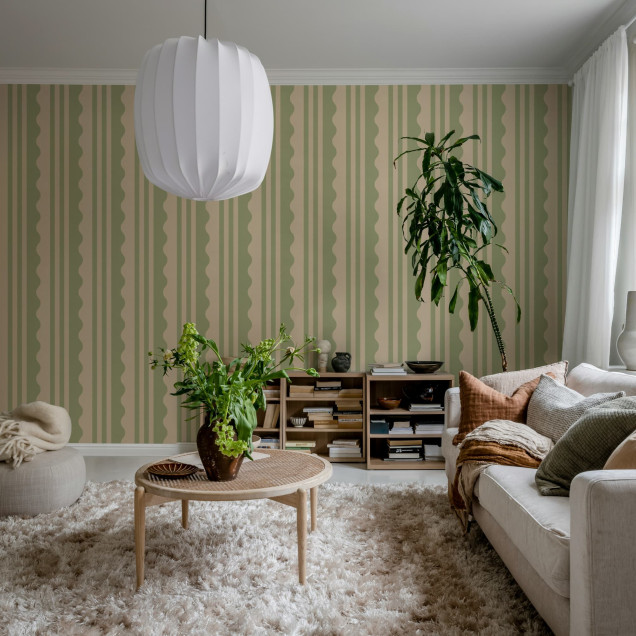 Tapet cu dungi ondulate verde deschis într-un dormitor elegant