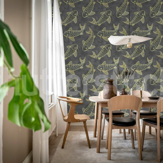 Tapet cu design iaz cu crapi koi pe fundal negru într-o sufragerie modernă