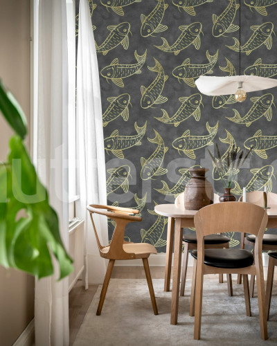 Tapet cu design iaz cu crapi koi pe fundal negru într-o sufragerie modernă