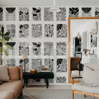 Tapet floral alb-negru într-un living modern
