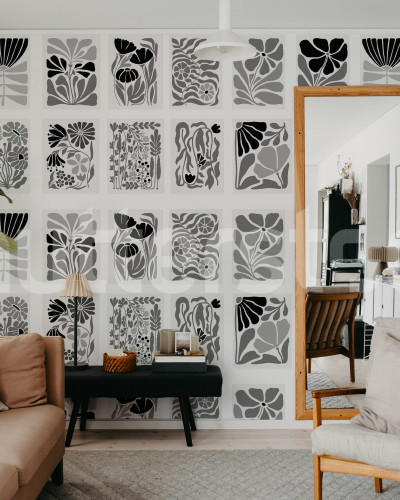 Tapet floral alb-negru într-un living modern