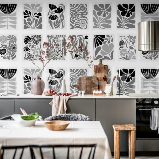 Tapet floral alb-negru într-un living modern