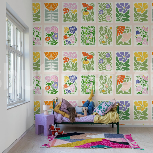 Tapet floral cu design modern într-un living luminos