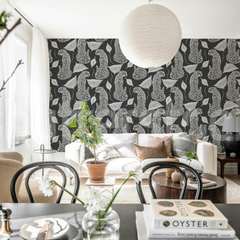 Tapet negru cu motiv de leopard într-un living modern