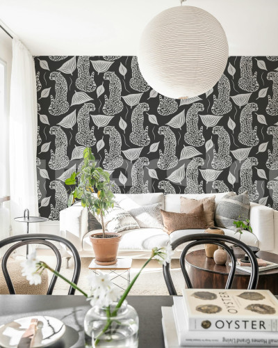 Tapet negru cu motiv de leopard într-un living modern