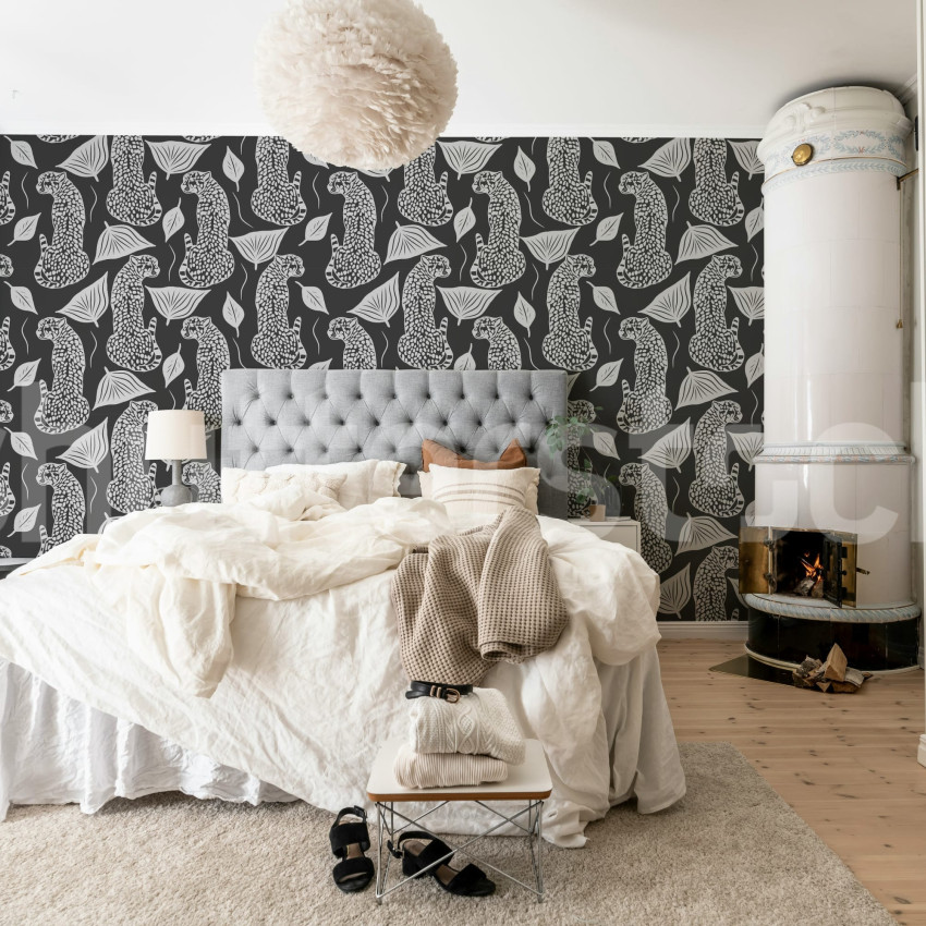 Dormitor decorat cu tapet cu imprimeu leopard gri