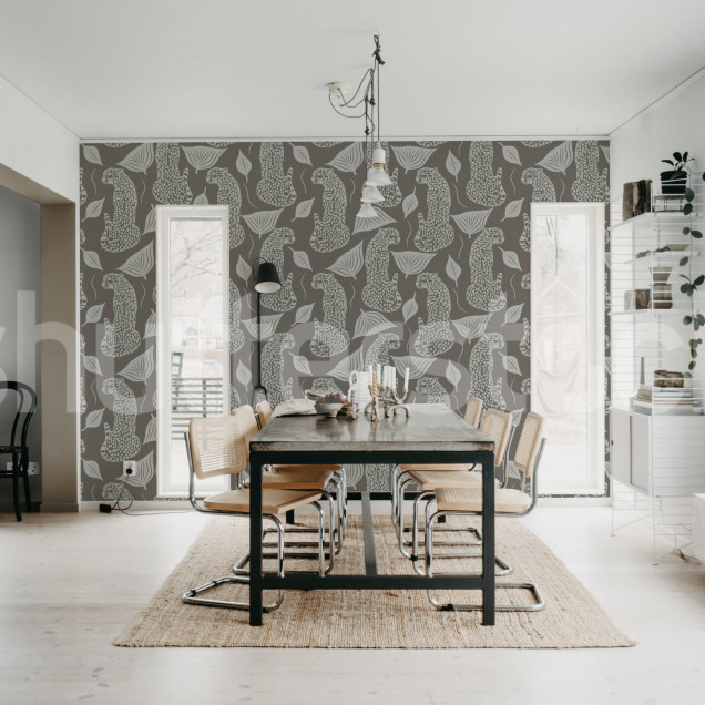 Dormitor decorat cu tapet cu imprimeu leopard gri