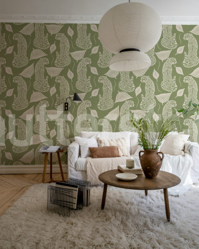 Tapet verde cu model de leopar într-un living modern