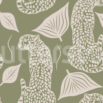Tapet verde cu model de leopar într-un living modern