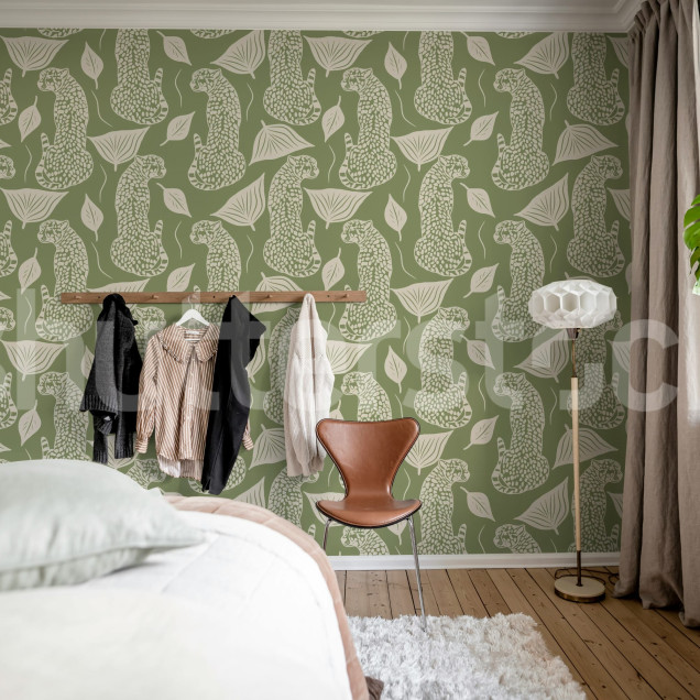 Tapet verde cu model de leopar într-un living modern