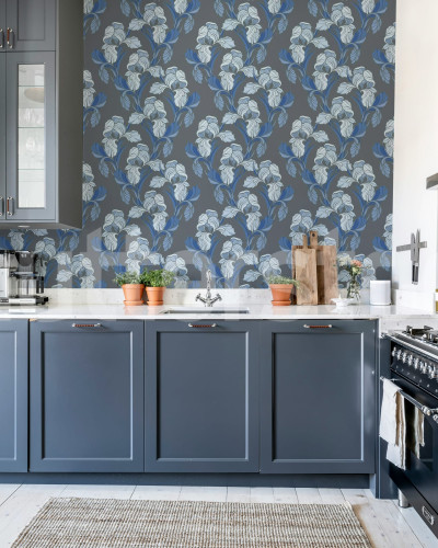 Tapet floral albastru in bucatarie