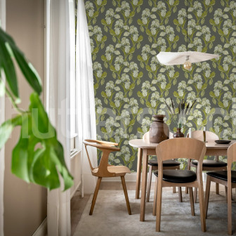 Tapet floral cu irisi albi și verzi într-o sufragerie luminoasă