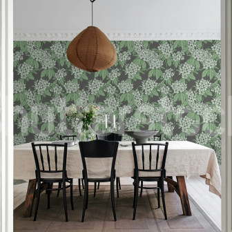 Tapet floral verde în decorul unei sufragerii elegante