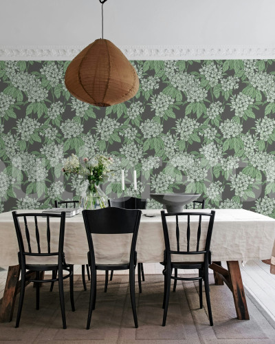 Tapet floral verde în decorul unei sufragerii elegante