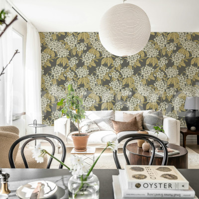Tapet floral maro cu design elegant într-un living modern