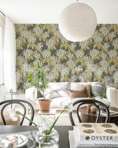 Tapet floral maro cu design elegant într-un living modern