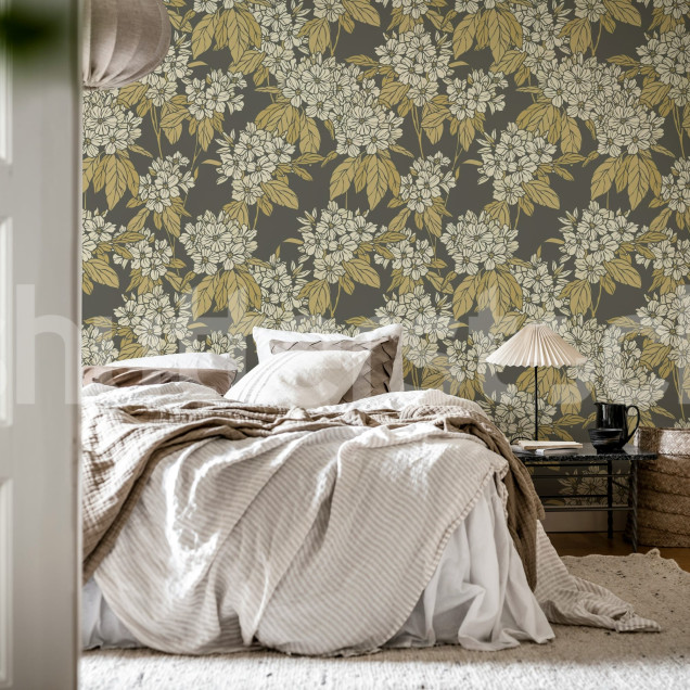 Tapet floral maro cu design elegant într-un living modern