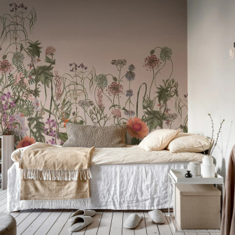 Fototapet cu flori roz delicate și elemente botanice pe un perete deasupra unui pat