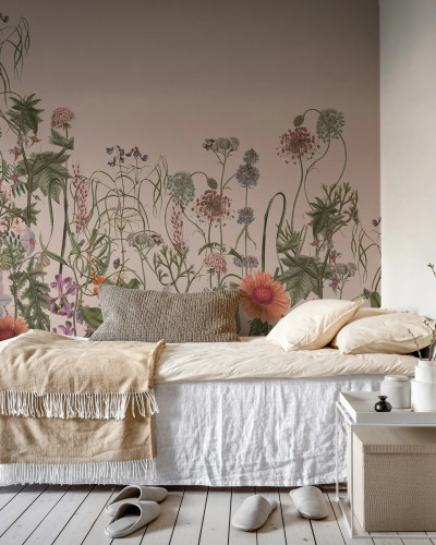 Fototapet cu flori roz delicate și elemente botanice pe un perete deasupra unui pat