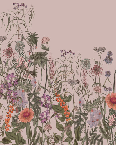 Fototapet cu flori roz delicate și elemente botanice pe un perete deasupra unui pat