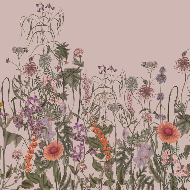 Fototapet cu flori roz delicate și elemente botanice pe un perete deasupra unui pat