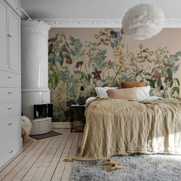 Tapet floral roz cu design elegant într-un interior modern
