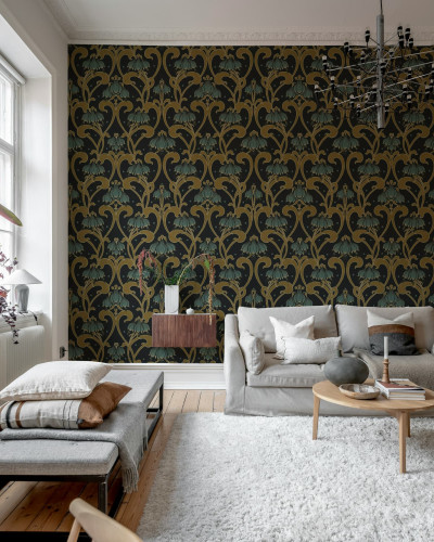 Tapet floral maro Art Nouveau într-un living elegant