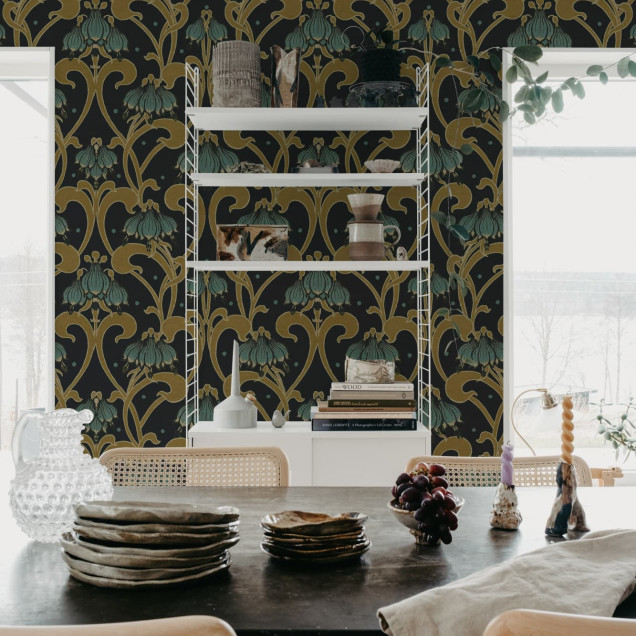 Tapet floral maro Art Nouveau într-un living elegant