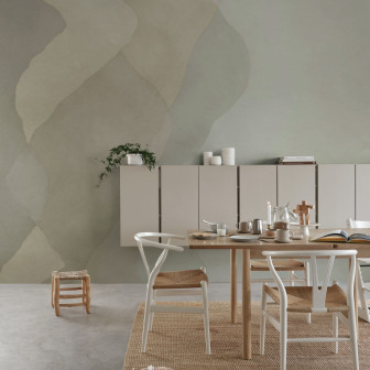 Tapet bej cu model acuarelă verticală într-o sufragerie elegantă