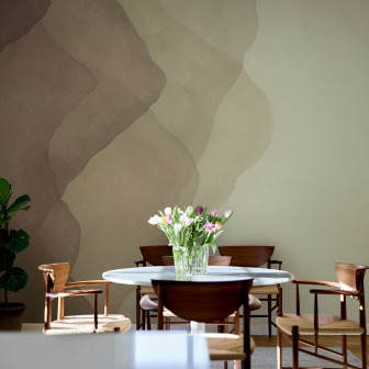 Tapet acuarelă verticală maro într-o sufragerie modernă