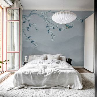 Tapet cu design copac înflorit și pasăre albastră într-un dormitor luminos