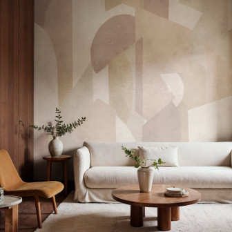 Fototapet abstract cu forme geometrice în nuanțe de roz și bej într-o sufragerie modernă