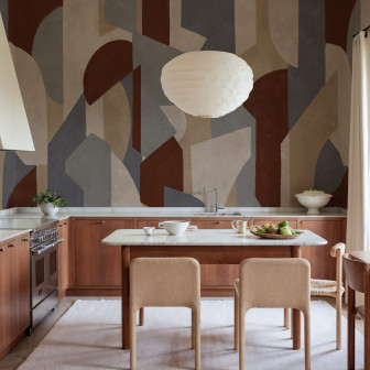 Tapet cu forme geometrice moderne în nuanțe de albastru, maro și bej într-o bucătărie