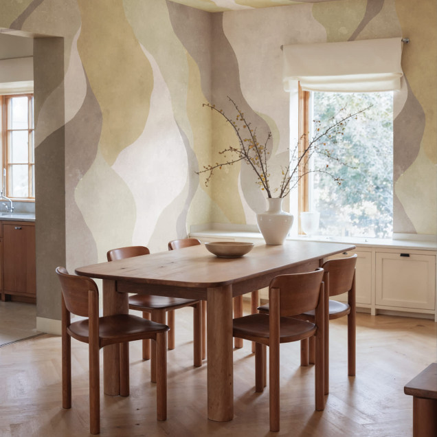 Tapet cu forme fluide în tonuri pastelate într-un living modern