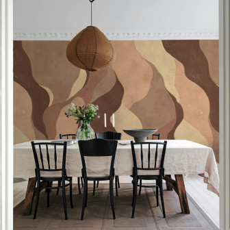 Tapet decorativ cu forme fluide în nuanțe burgundy într-o sufragerie elegantă