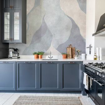 Tapet cu forme fluide albastre într-o bucătărie modernă