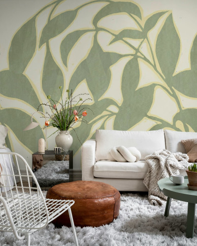 Tapet cu siluete de frunze verzi intr-un living modern