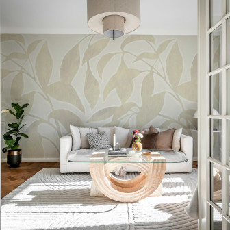 Tapet bej cu siluete de frunze într-un living elegant