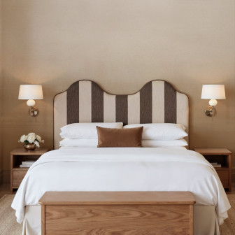 Tapet bej cu gradient în dormitor