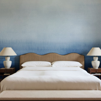 Tapet cu gradient albastru într-un dormitor