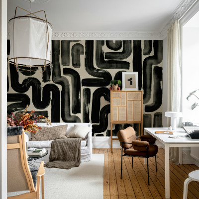 Tapet abstract negru într-un living modern