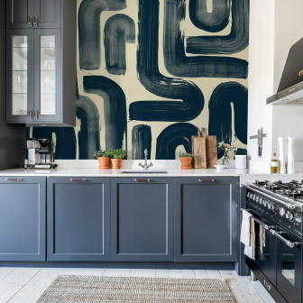 Bucatarie moderna cu fototapet abstract in nuante de albastru