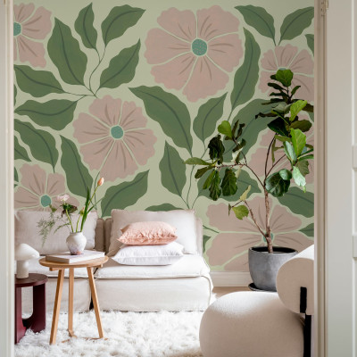 Tapet floral abstract cu flori roz și frunze verzi într-un interior modern.