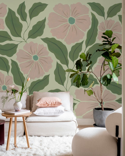 Tapet floral abstract cu flori roz și frunze verzi într-un interior modern.