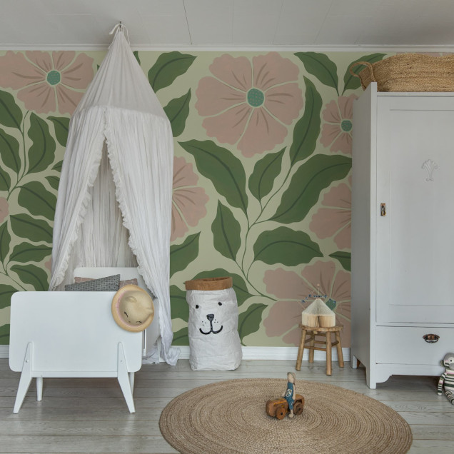 Tapet floral abstract cu flori roz și frunze verzi într-un interior modern.