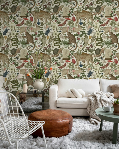 Fototapet bej cu animale și elemente botanice într-un living modern